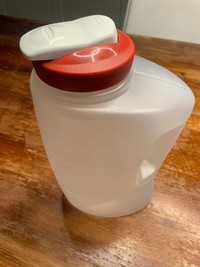 Brand New-2.8 litre Rubbermaid mixermate leak resistant pitcher