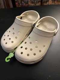 Size 9/10 Crocs Tan NEW unisex flip flopShoes sandals clogs