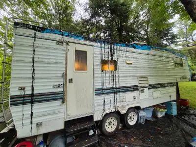 Fifth wheel a vendre Je vend ma roulotte que j'ai acheter a quelqu'un d'autre voila de sa 1 ans Je p...