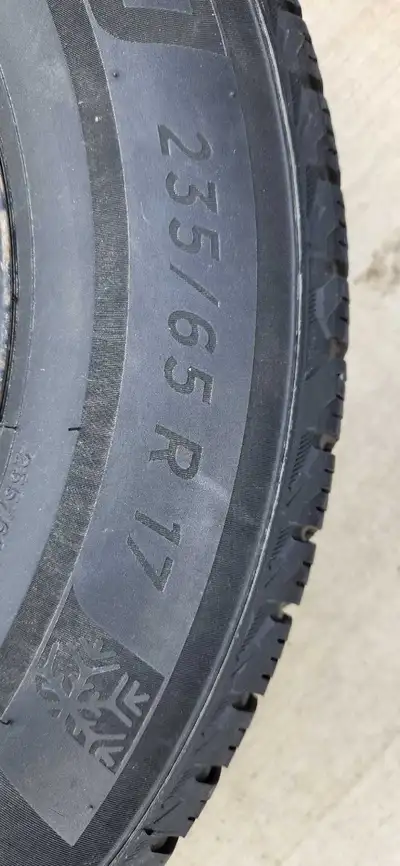 Attention, à Saint-Ours Québec, près de Sorel-Tracy Pas de livraison Conditions des pneus environ 8/...