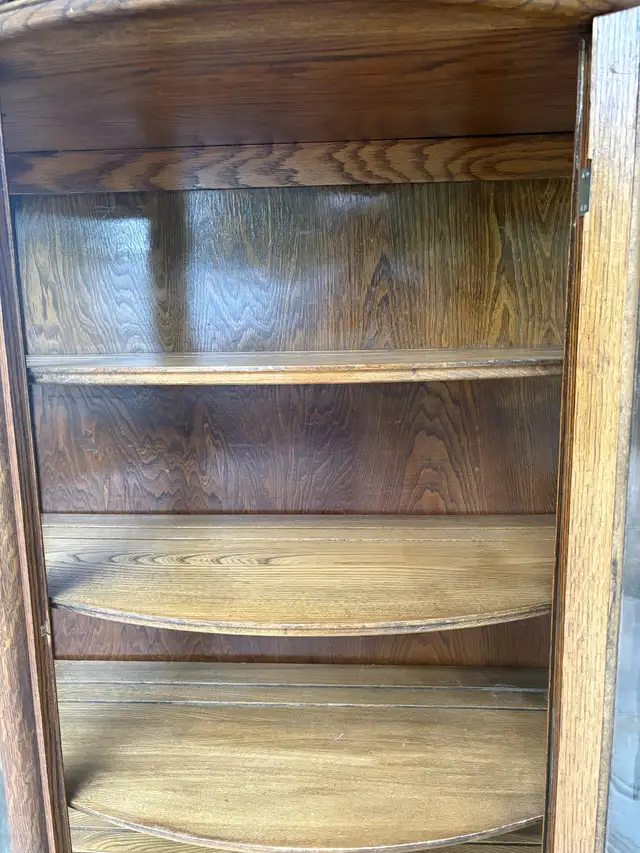 China/Curio Cabinet Oak & Glass Vintage in Hutches & Display Cabinets in Calgary - Image 6