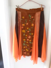 Très jolie jupe colorée presque unique d'une boutique  Montréal