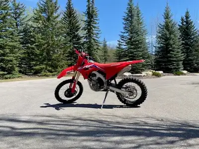 The 2022 Honda CRF450R is a competition-focused dirt bike featuring a 449.8cc liquid-cooled four-str...