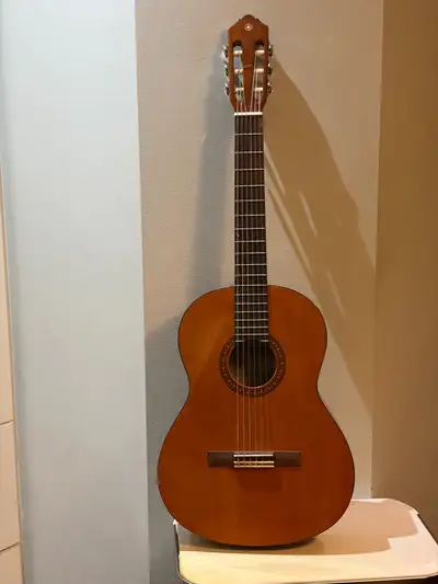 Guitare classique Yamaha en excellent condition. Modèle CS40 à taille réduite idéal pour jeunes, fem...