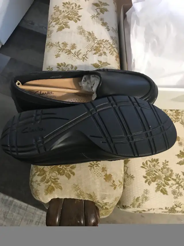 Clarks Ladies Ellowyn loafers size 7.5W in Women's - Shoes in Cape Breton - Image 6