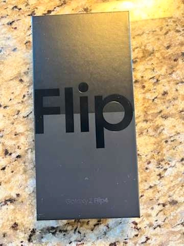 Samsung Z Flip 4 - Unlocked in Cell Phones in Bedford