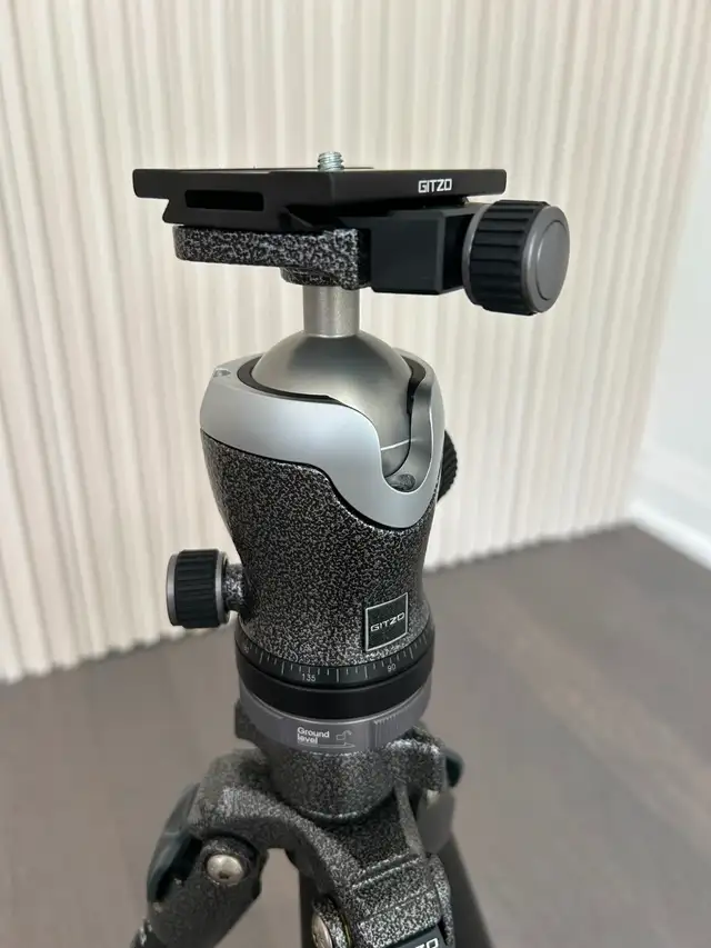 New Gitzo GT2542 Mountaineer Tripod with GH3382QD Ballhead Kit in Cameras & Camcorders in Mississauga / Peel Region - Image 6