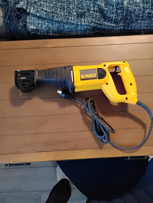 10 amp DeWalt reciprocating saw in Power Tools in St. Catharines - Image 3
