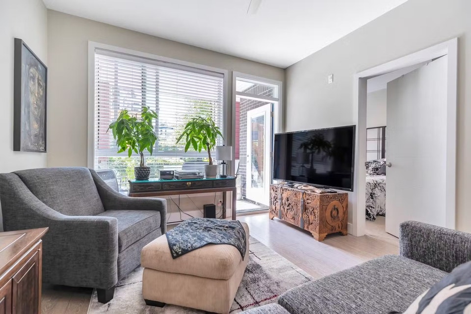 One bedroom and den apartment for rent 4