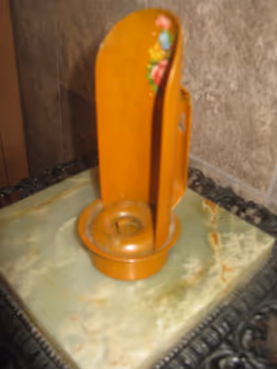 Petit chandelier antique de table et mural. Hauteur : 7 pouces. Chandelier pouvant se mettre sur tab...
