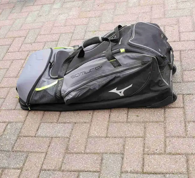 MIZUNO Baseball Equipment Bag  Wheeled in Baseball & Softball in Barrie - Image 4