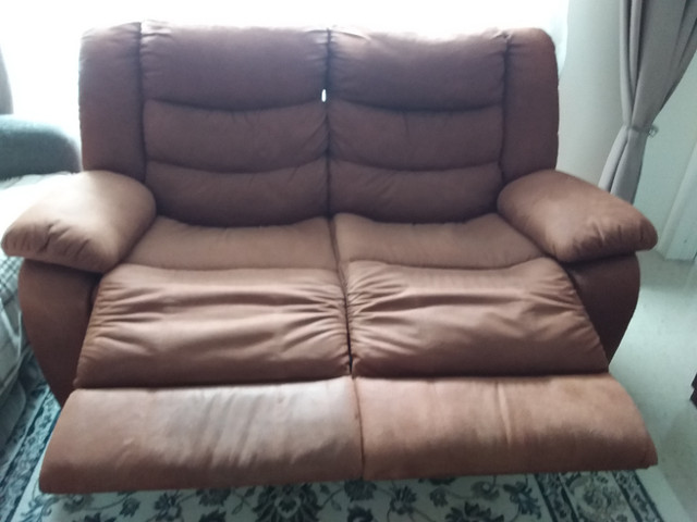 Sofa, divan 2 places. dans Sofas et futons  à Ville de Montréal - Image 2
