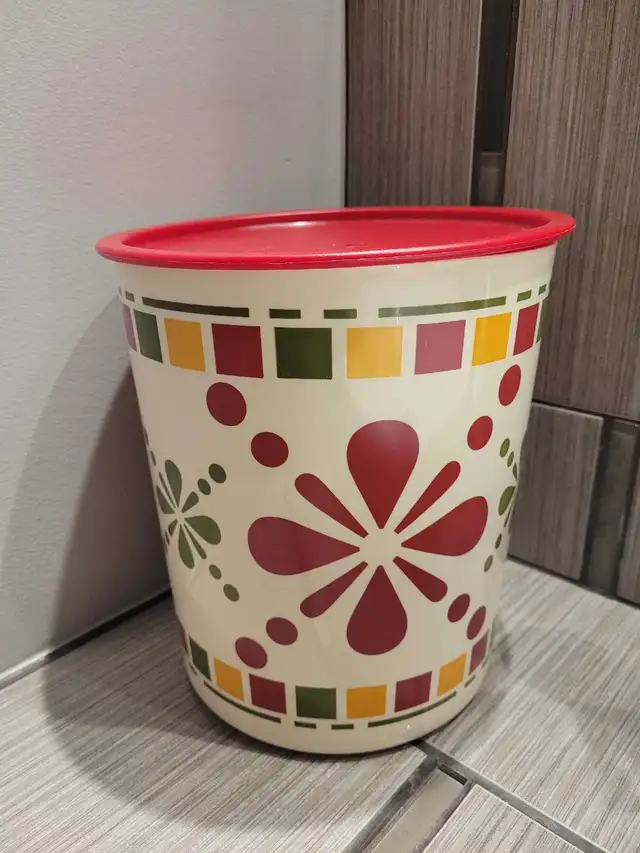 Tupperware Canister, new in Other in Ottawa - Image 2