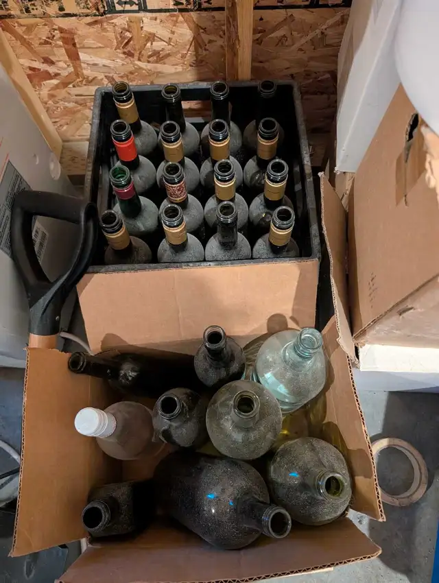 Wine bottles 63234962309761121