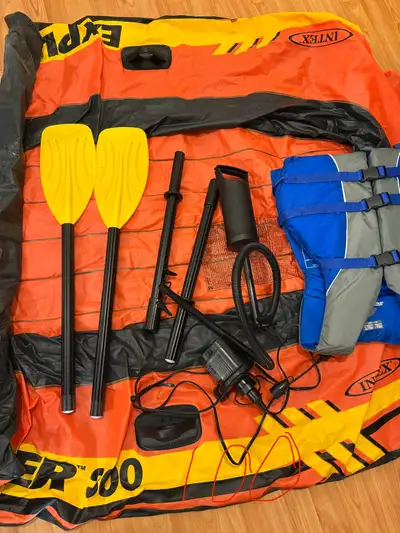Get ready for some fun on the water with this lightly used Intex Excursion 300 boat set, perfect for...