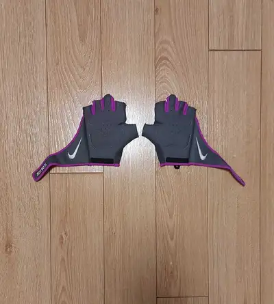 Nike Women's Fitness Gloves, One Size, View more