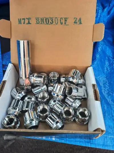 Set of 24 lugnuts 1.5 set with socket fit $25 firm