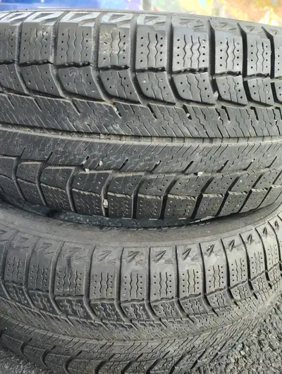 2 pneus 185/60/R15 Michelin X-ice Prix: 40$ pour l'ensemble de deux + 2 roues R15: PCD 5x108 mm (5x4...