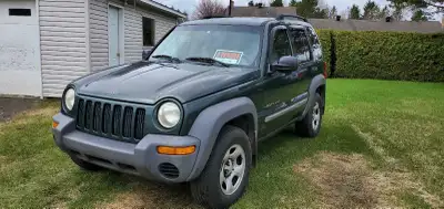Bon Jeep Liberty 2002 4x4 automatique à vendre avec 4 bons pneus hiver sur rims air climatisé toujou...
