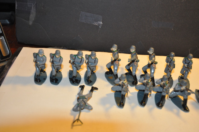 Lot of 20 Gray Plastic Toy Soldiers WWII German Assault Infantry dans Jouets et jeux  à Victoriaville - Image 3