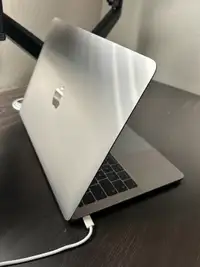 Macbook Pro 13'' 2017 256go - 500$