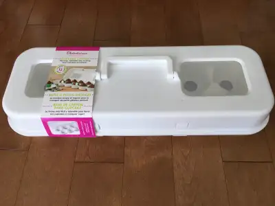 Brand new. Never used. This carrier has a convenient 12 cupcake capacity, features two easy-viewing...