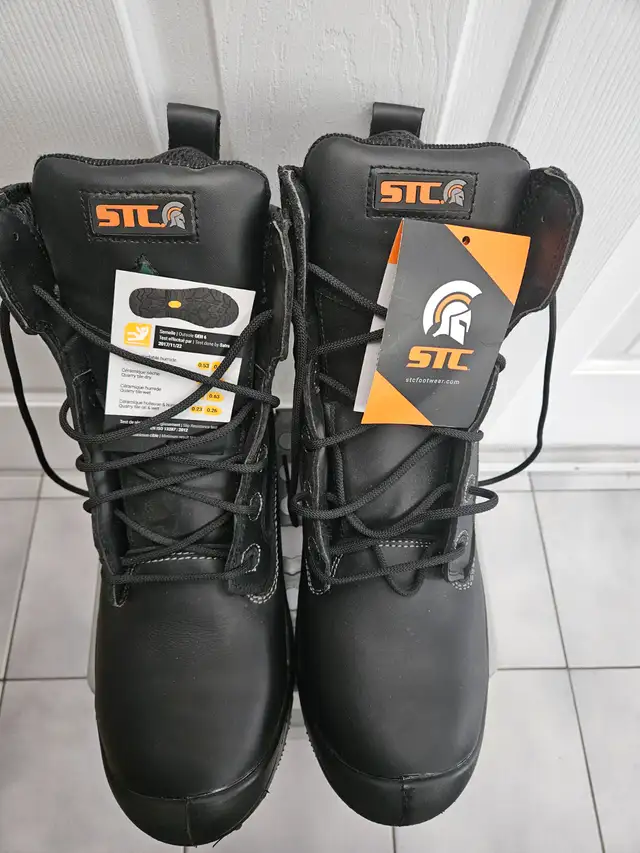 Bottes de travail in Men's Shoes in Lévis - Image 3