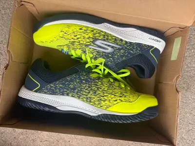 These Skechers Viper Court pickleball shoes in size 12 are in brand-new condition, complete with the...