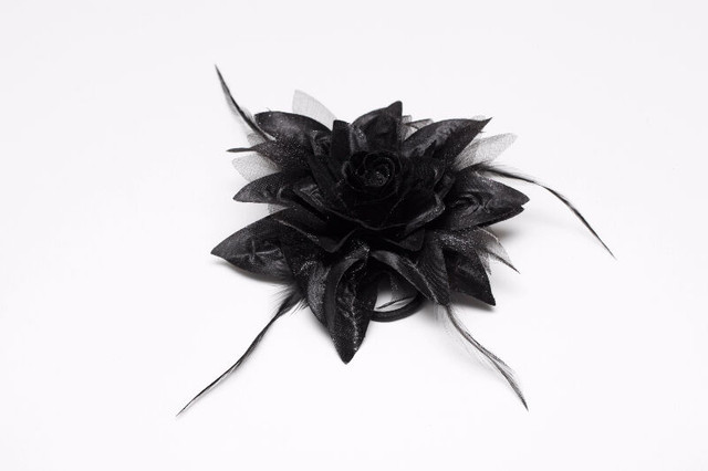 Fleur noir avec plumes 5 ½’’ (neuve) dans Costumes  à Sherbrooke