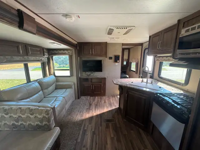 2017 Keystone Cougar Travel Trailer in Travel Trailers & Campers in Nelson - Image 6