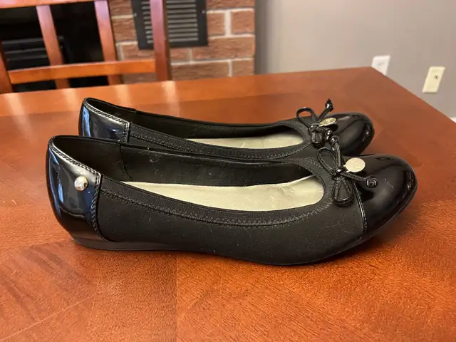 Anne Klein Sport women’s 8 black ballet flats, faux patent in Women's - Shoes in Oshawa / Durham Region - Image 2