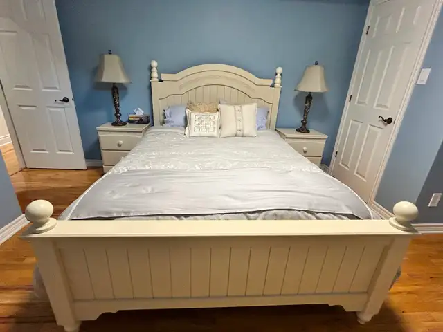 Set de chambre en bois blanc/creme in Beds & Mattresses in Longueuil / South Shore - Image 2