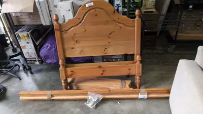 BEDFRAME - SINGLE SIZE - PINE - COMPLETE In like new condition. Measurements are: Head 40" to 45" Ra...