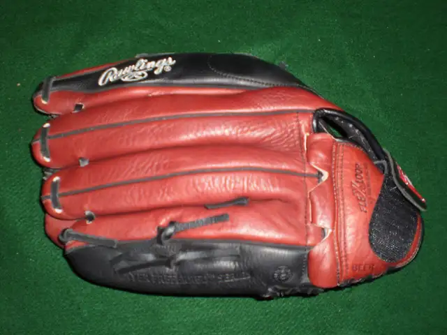 Rawlings RSG135HBB 13.5 inch LH Baseball Glove in Baseball & Softball in City of Toronto - Image 5
