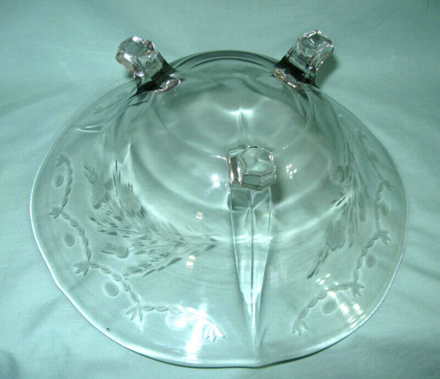 VASE sur PIED VERRE TAILLE  VINTAGE ETCHED GLASS FOOTED VASE dans Art et objets de collection  à Ouest de l’Île - Image 4