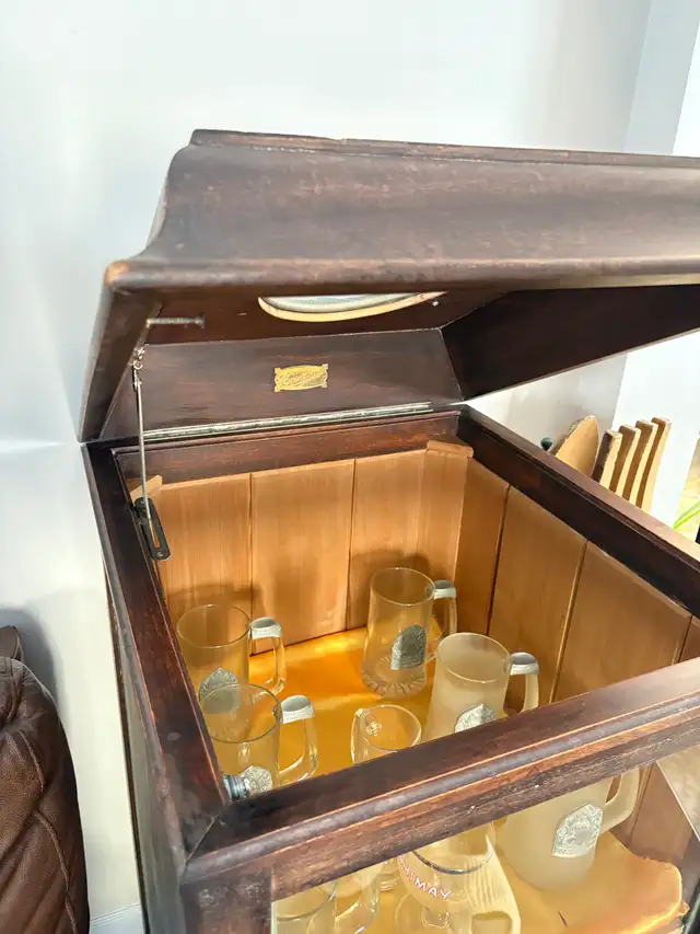 Antique wooden display cabinet in Hutches & Display Cabinets in Ottawa - Image 3