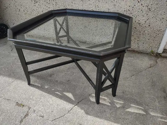 MODERN COFFEE TABLE WITH A GLASS TOP GREAT SHAPE  in Coffee Tables in Calgary - Image 6