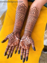 Henna applyer and beautician
