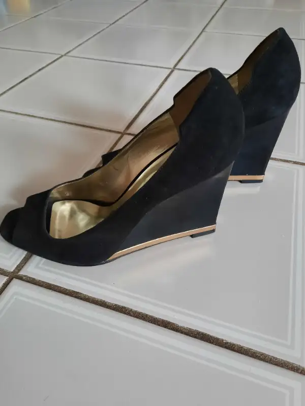 Lady's Shoes Black Size 8 in Women's - Shoes in Mississauga / Peel Region - Image 4
