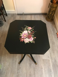 BEAUTIFUL DUNCAN PHYFE SIDE TABLE WITH MATCHING COASTERS