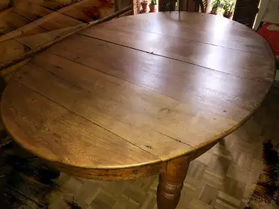 ANTIQUE CIRCA 1800 SOLID CANADIAN PINE OVAL DINING TABLE, View more