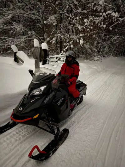 2018 skidoo 1200 snowmobile 16 000 km runs like new no issues we'll take care of comes with sticker...