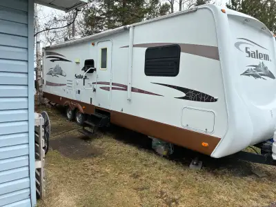 Très spacieuse . Couche 9 personnes . Beaucoup de rangement . Toutes les options pour l’annee . Prix...