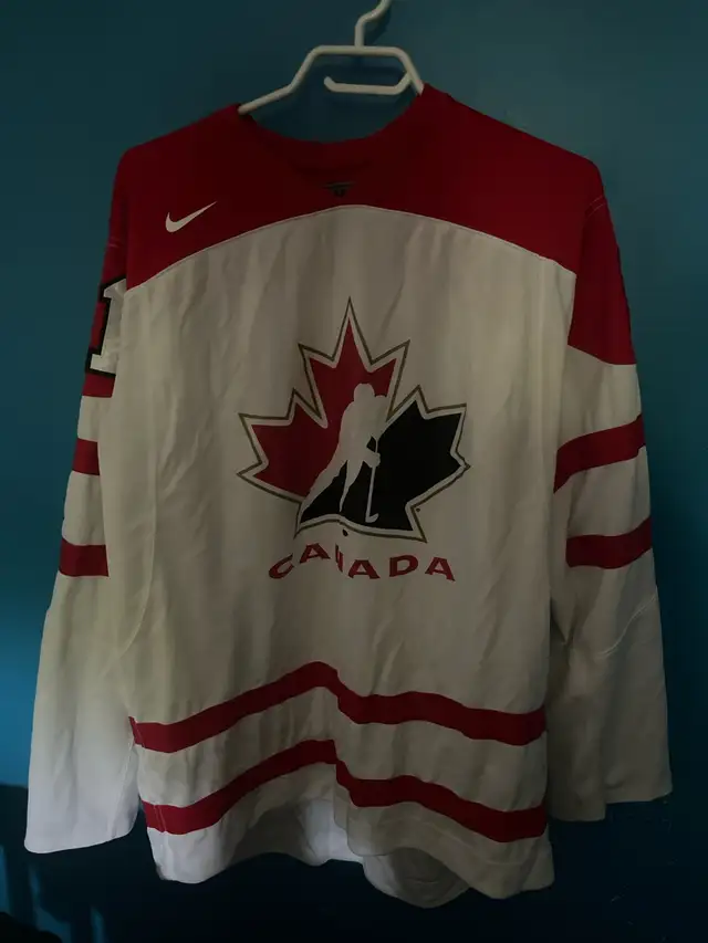 Team Canada hockey jersey in Men's in Kingston - Image 2