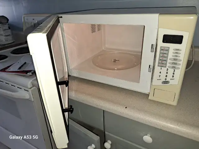 microwave in Microwaves & Cookers in Napanee - Image 4
