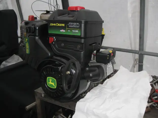 instal free 7/7-moteur 305cc briggs & stratton 14.50 jonh deere in Snowblowers in Laval / North Shore - Image 4