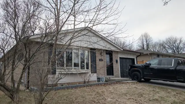 Burlington 3 Bedroom Bungalow (main level) for Rent