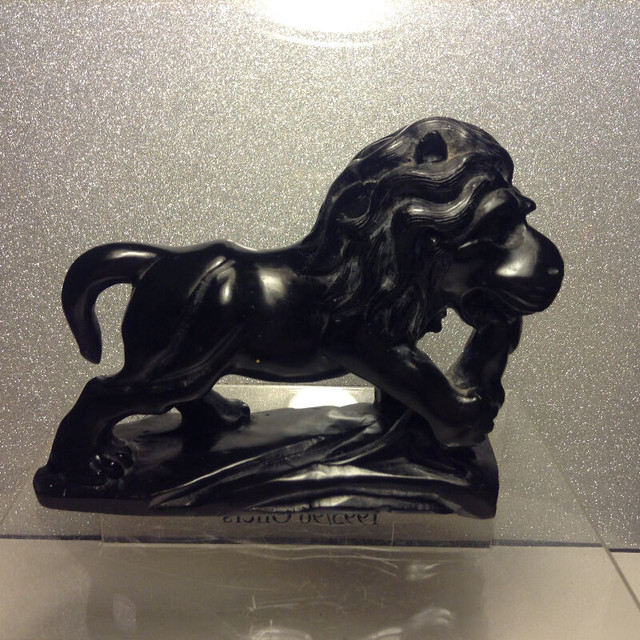 VINTAGE STONE CARVED LION STATUE FIGURE in Arts & Collectibles in Vancouver