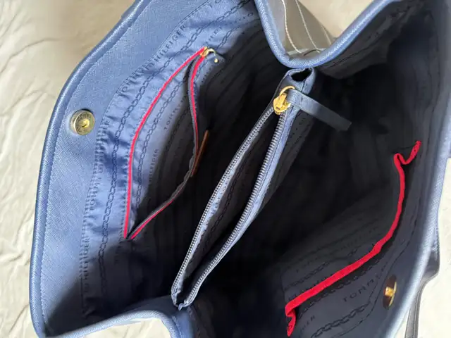 Woman's Hand Bag ( Tommy Hilfiger ) - Almost Brand New in Women's - Bags & Wallets in City of Toronto - Image 4