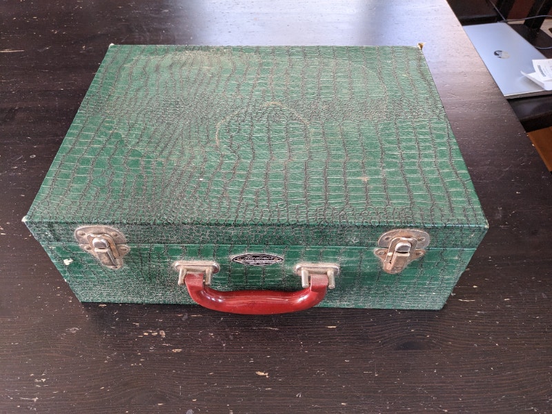 Assorted Vintage and Antique Suitcases Arts & Collectibles Edmonton